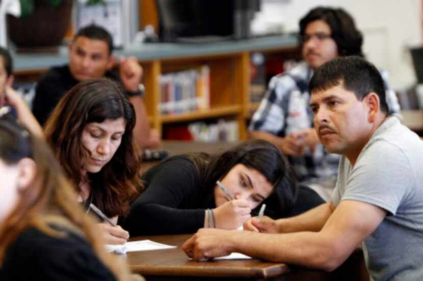 María Torres completa un formulario que será evaluado por un abogado en un foro organizado...