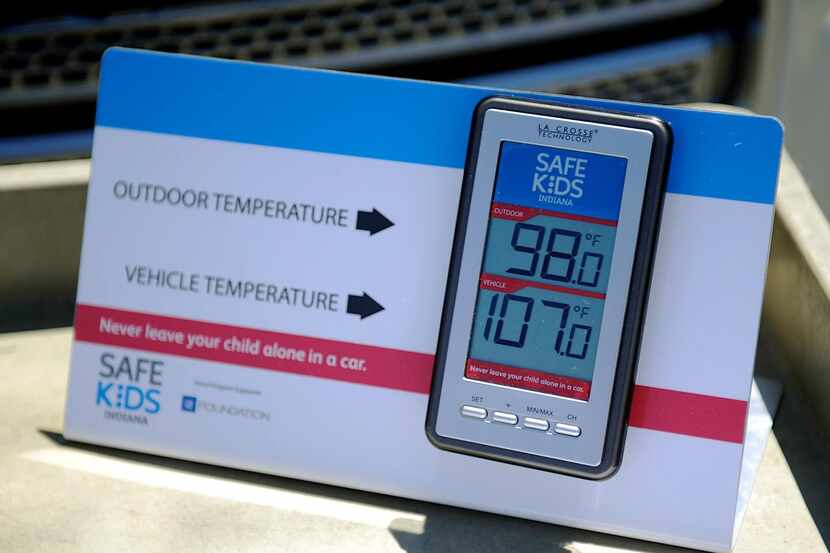 Este monitor muestra la temperatura exterior y la de un auto en un mercado en Evansville,...