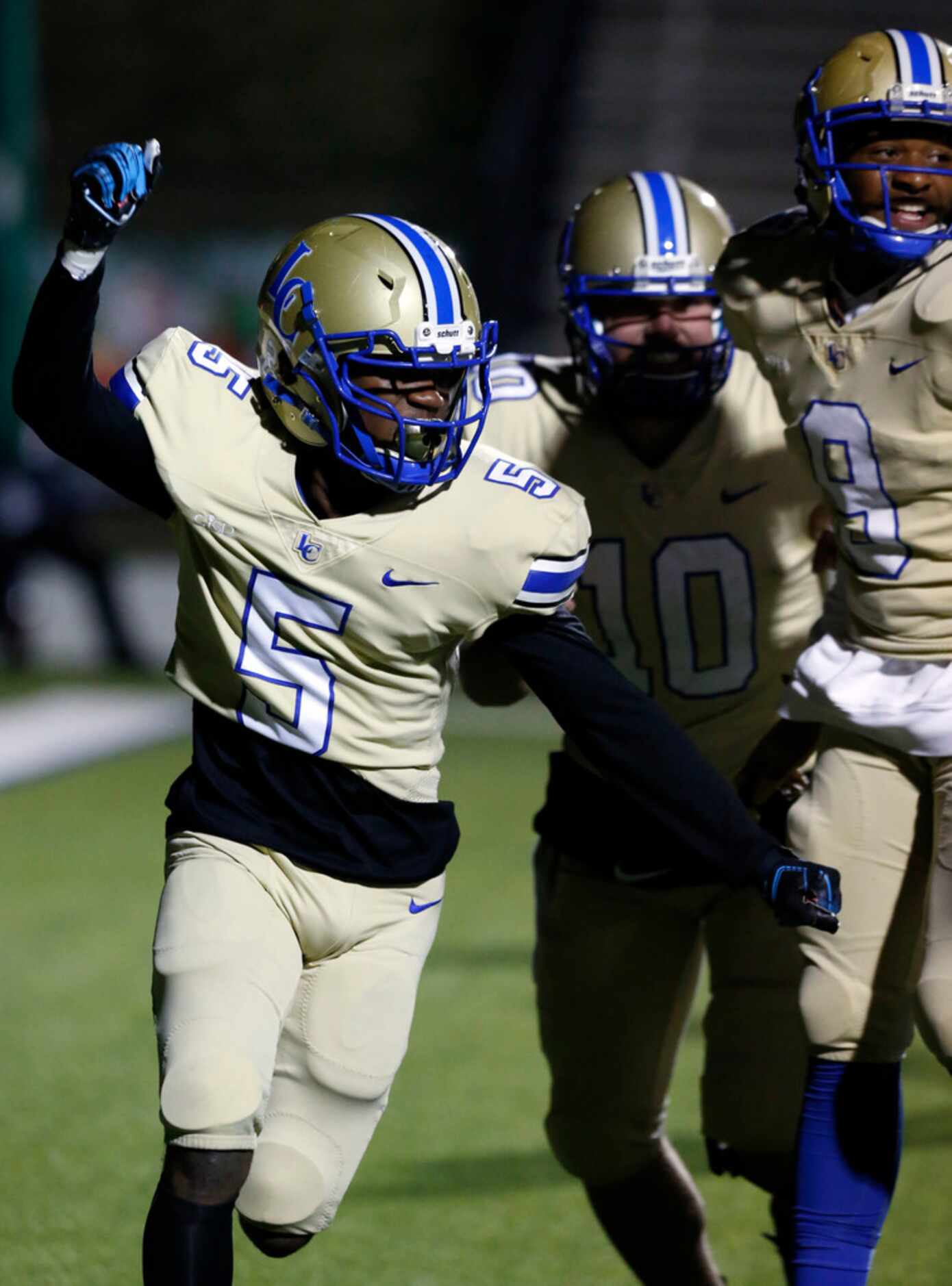 Lakeview Centennial WR Cambryn Jones (5) celebrates with teammates Jarret Adams (10) and...