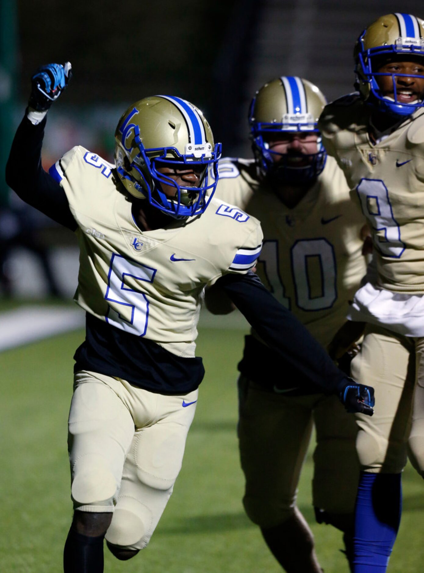 Lakeview Centennial WR Cambryn Jones (5) celebrates with teammates Jarret Adams (10) and...