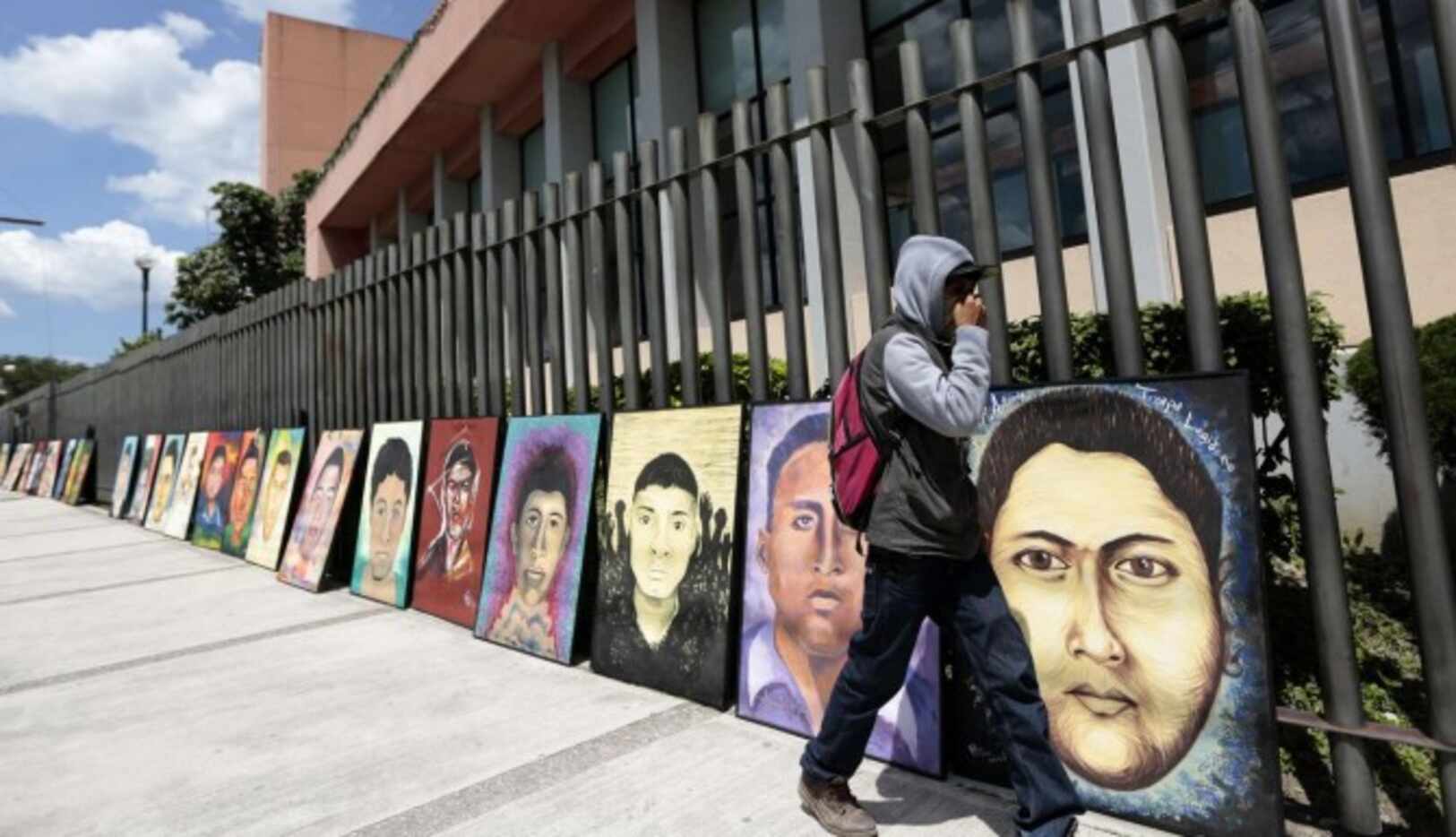 Retratos de los 43 desaparecidos han sido colocados al pie del Congreso de Guerrero, en...