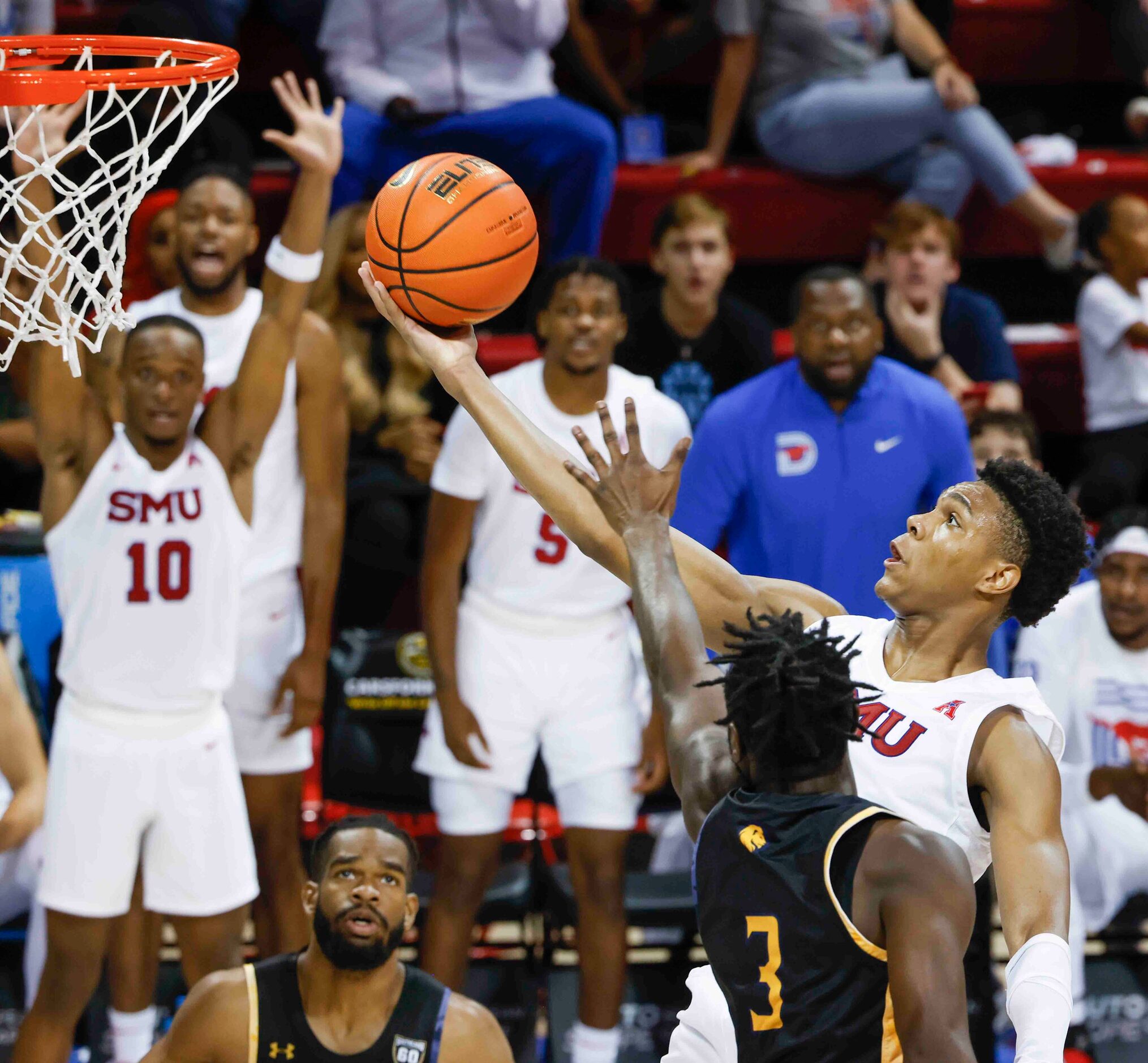 Southern Methodist guard Zhuric Phelps (1), right, drives to the basket past Texas...