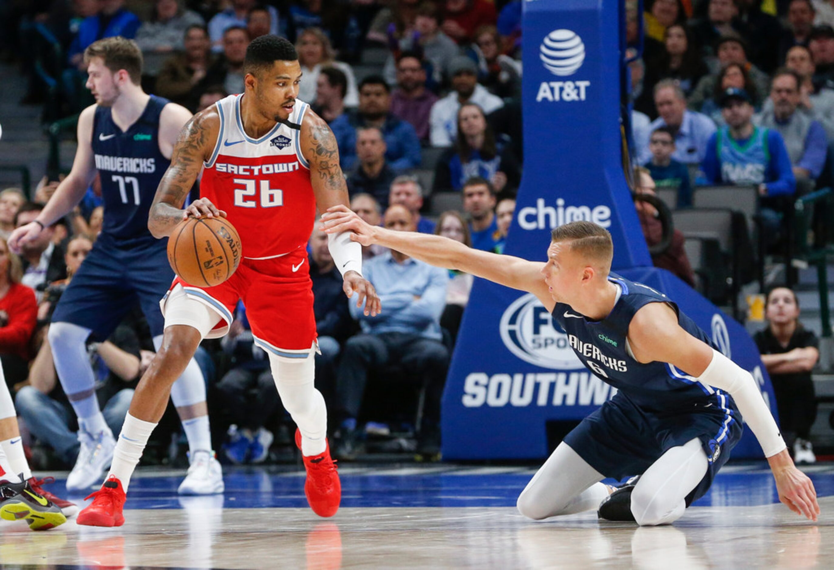 Sacramento Kings guard Kent Bazemore (26) recovers a loose ball past Dallas Mavericks...