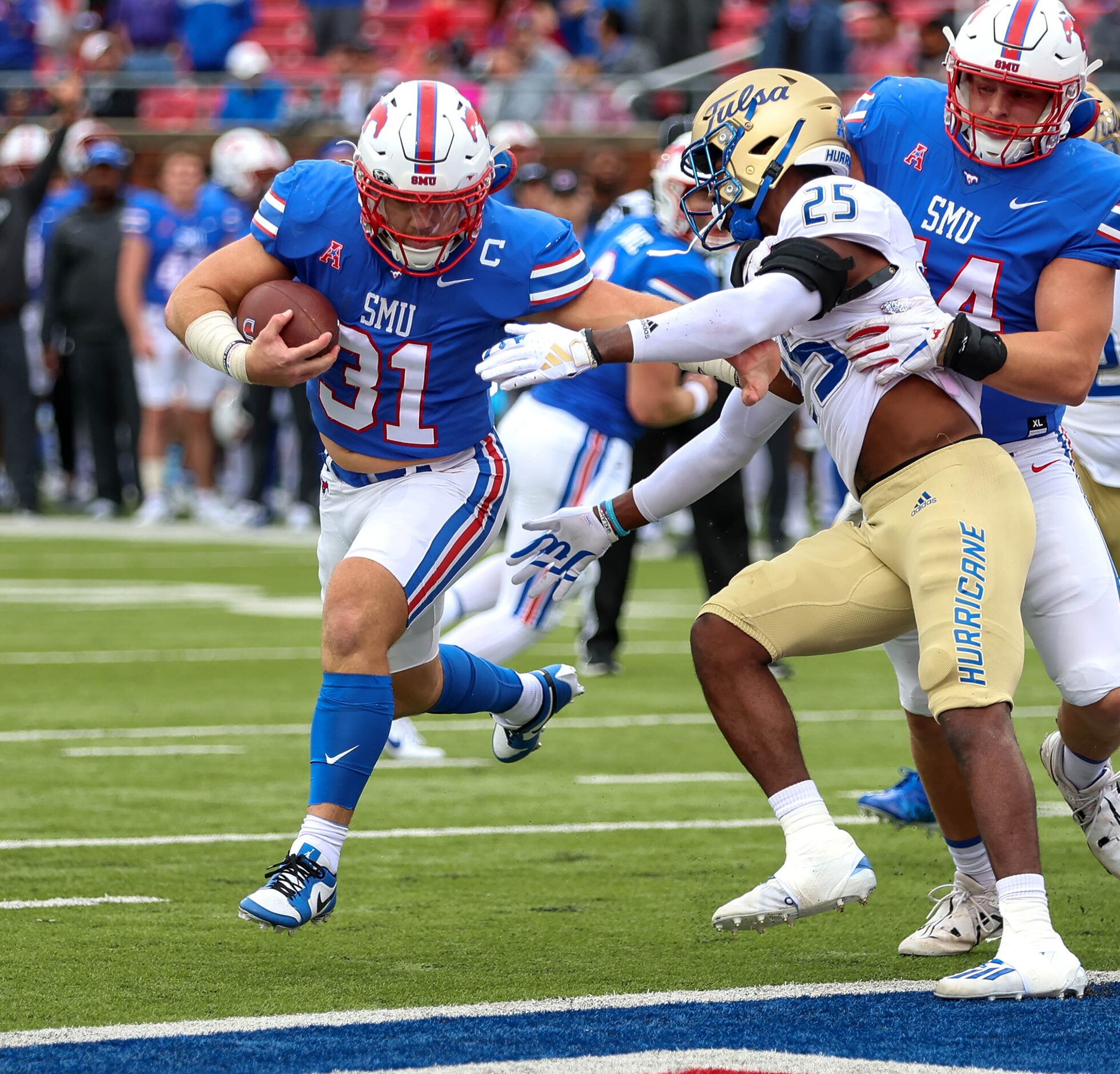 SMU running back Tyler Lavine (31) gets into the end zone for a 1 yard touchdown run against...