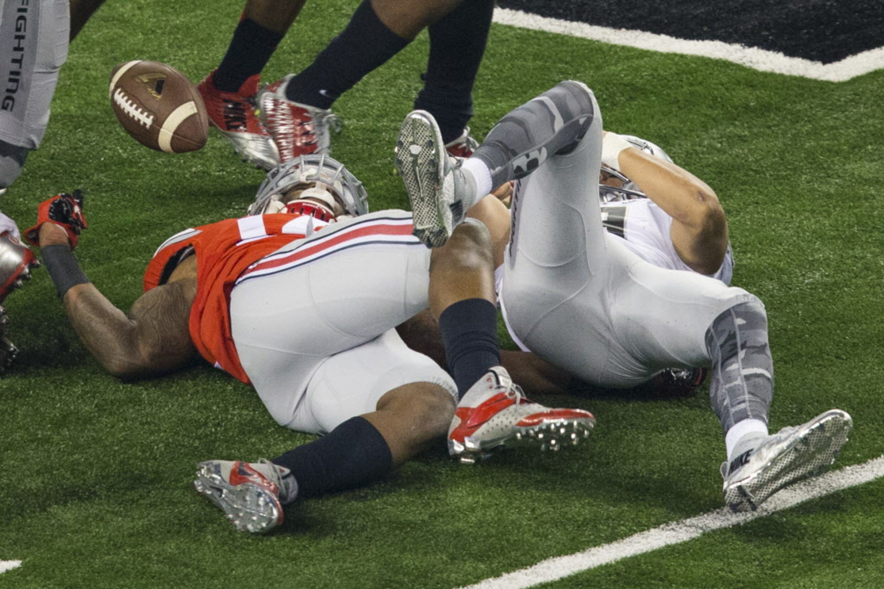 Oregon Ducks quarterback Marcus Mariota (8) appears to fumble as he is hit by Ohio State...