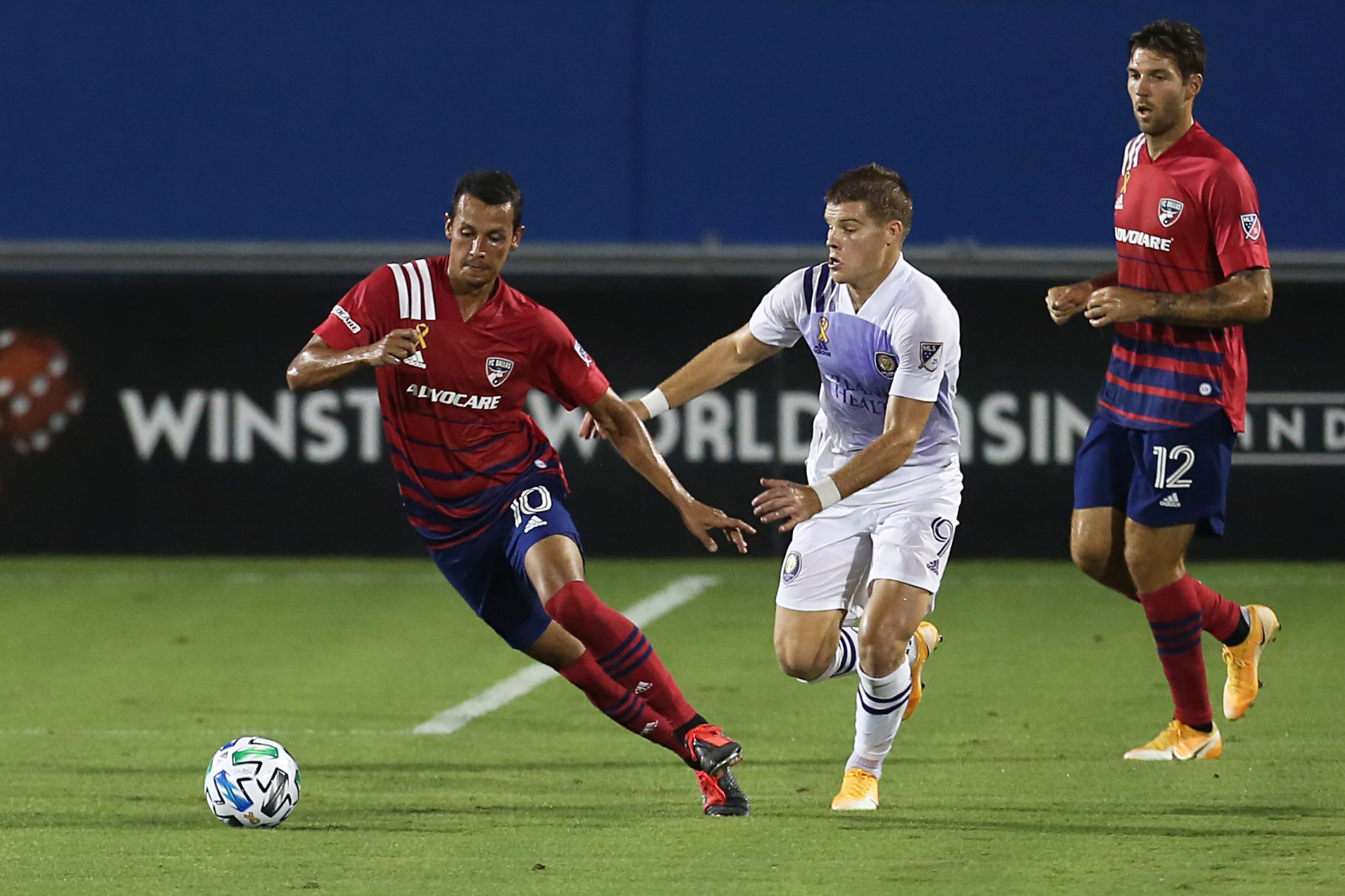 FRISCO, TX - SEPTEMBER 27: Andrés Ricaurte #10 of FC Dallas controls the ball during MLS...