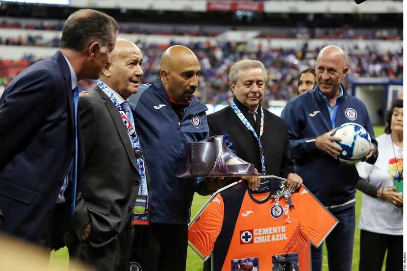 El vicepresidente del Cruz Azul, Víctor Garcés (segundo der. a izq.), aseguró que demandó al...