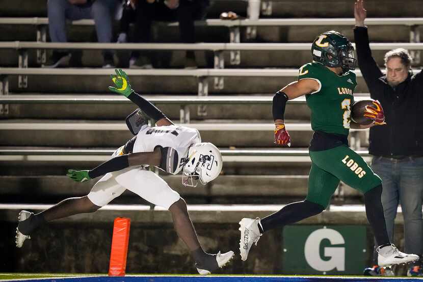 Longview running back  Taylor Tatum (2) scores past Mansfield Timberview defensive back...