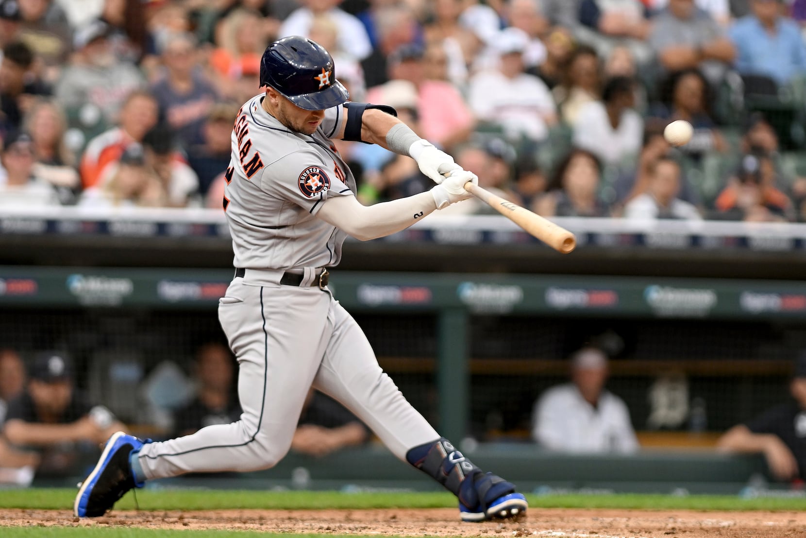 Houston Astros: New GM keen on keeping Jose Altuve, Alex Bregman