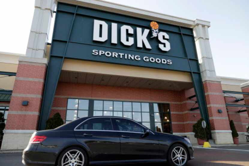Una tienda de Dick’s Sporting Goods en Arlington Heights, Illinois. La tienda anunció que no...