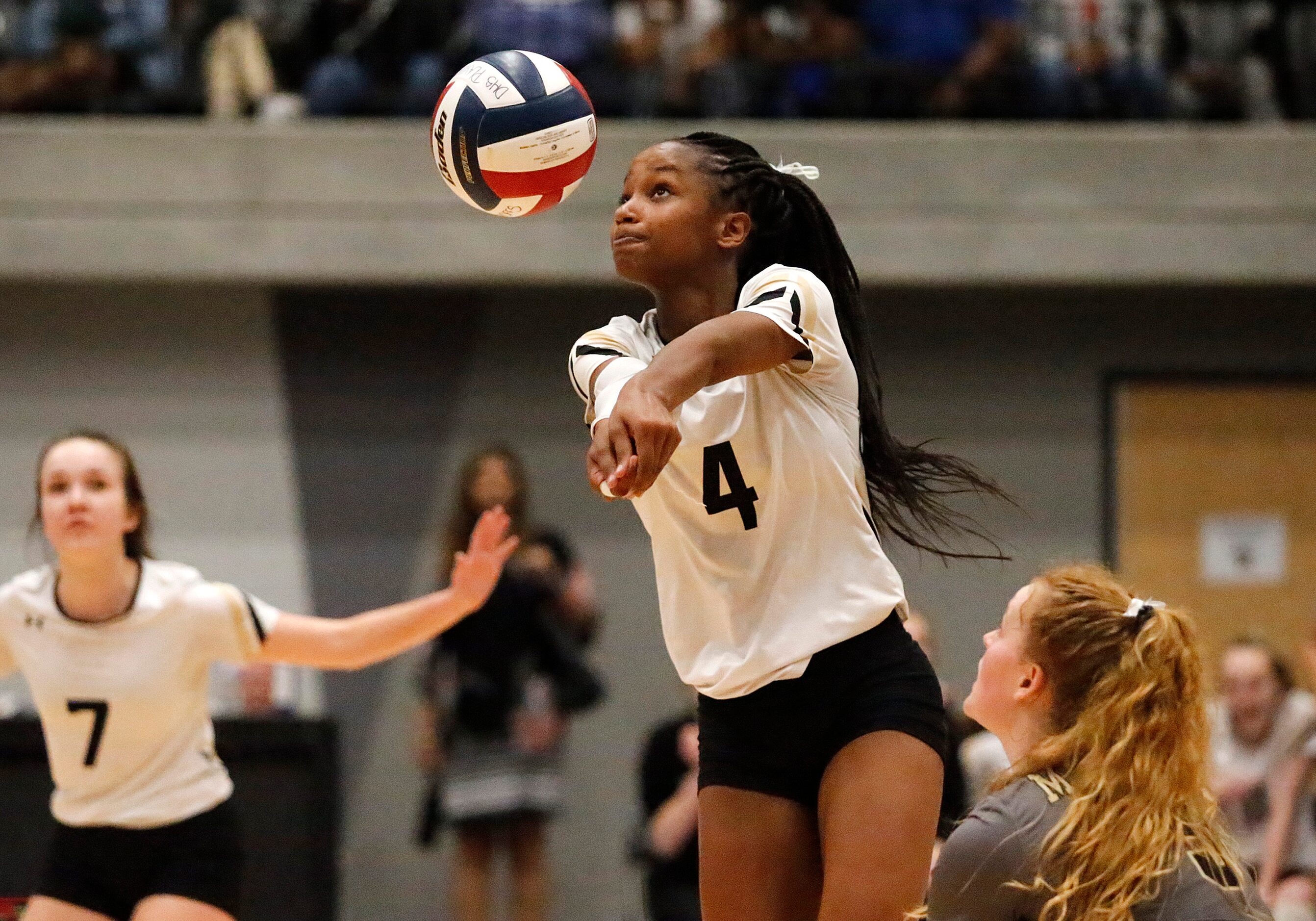 Mansfield High School Brynn Williams (4) makes a pass during game three as DeSoto High...