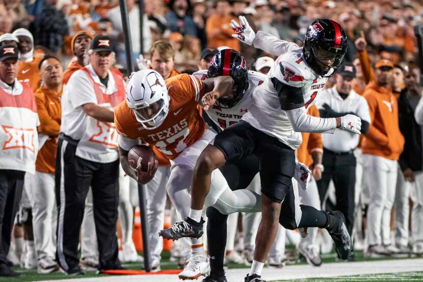 Texas Tech defenders Dadrion Taylor-Demerson, right, and lBen Roberts, center, tackle Texas...
