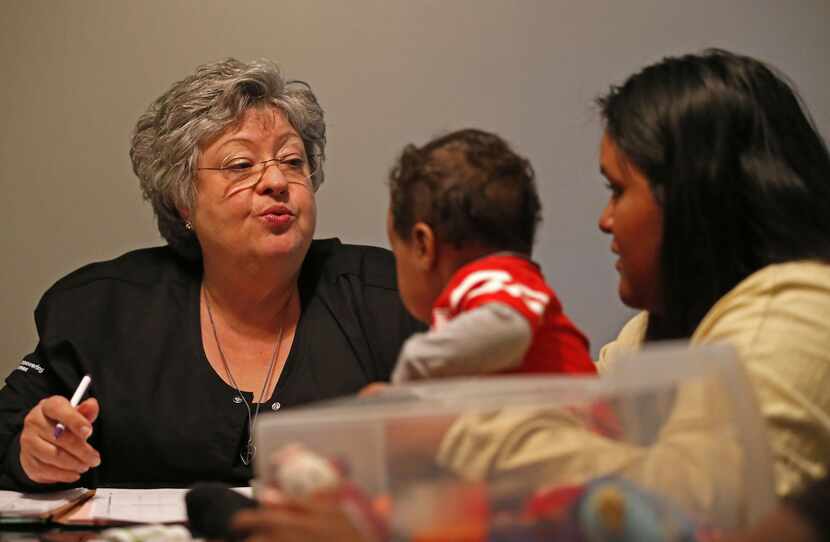 Suzanne Borman (izq.) junto a Genesis Cruz y Jayden, de 10 meses. La joven que quedó...