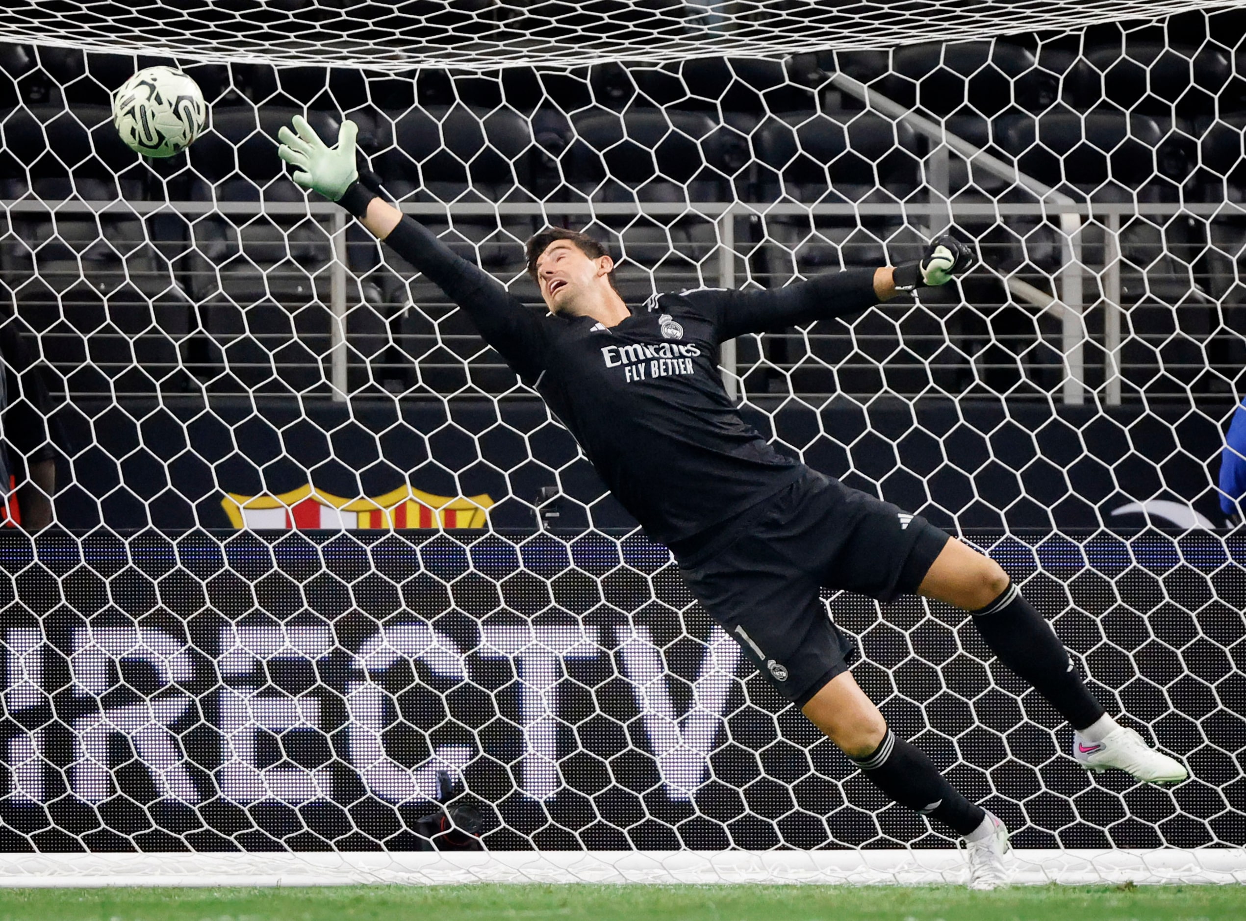 Real Madrid goalkeeper Thibaut Courtois (1) reaches in vein for Barcelona Fermin Lopez’s...