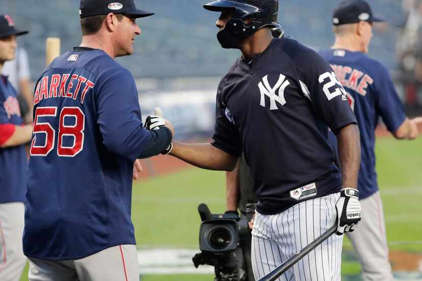 Boston Red Sox assistant hitting coach Andy Barkett, left, talks to New York Yankees' Adeiny...