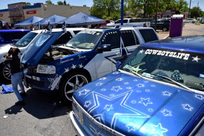 Camionetas decoradas con ilustraciones de los Cowboys fueron parte del desfile del Cinco de...