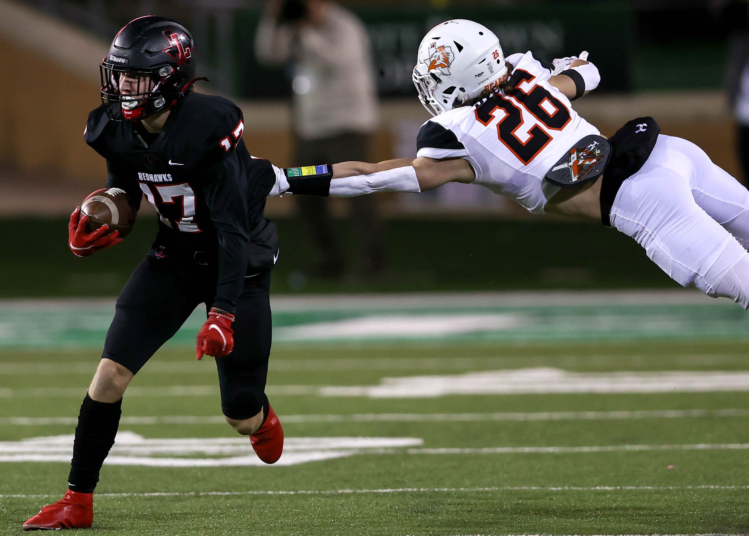 Frisco Liberty wide receiver Lawson Towne (17) gets past a diving Aledo cornerback Sammy...