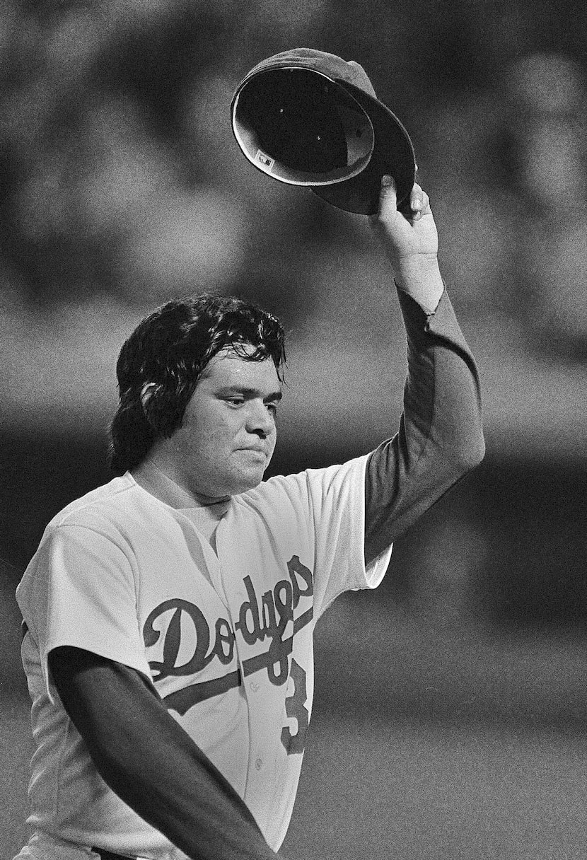 ARCHIVO - Fernando Valenzuela, el lanzador sensación de los Dodgers de Los Ángeles, se quita...