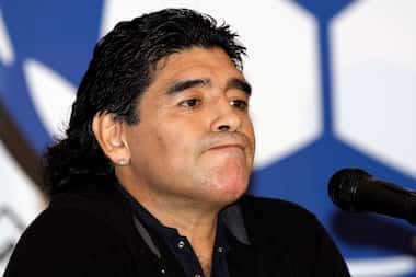El entonces técnico de Argentina Diego Maradona en una conferencia de prensa en Caracas,...