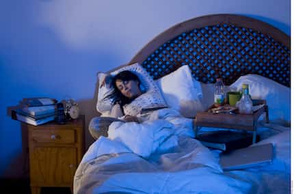 Revisar constantemente el celular antes de dormir provoca ansiedad, dificulta el sueño y, a...