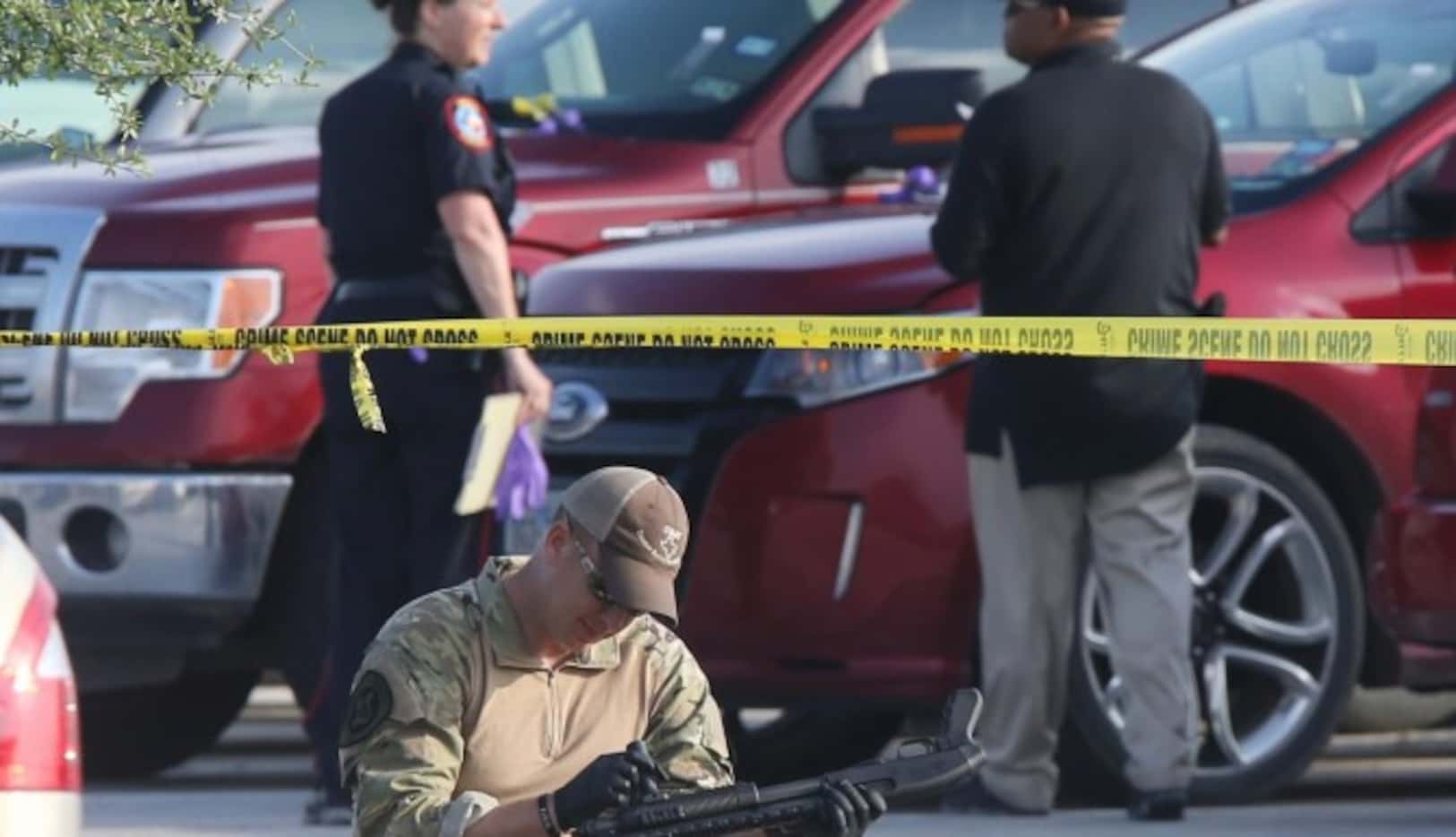 Un agente inspecciona un arma en el estacionamiento de Twin Peaks, en Waco, después de la...