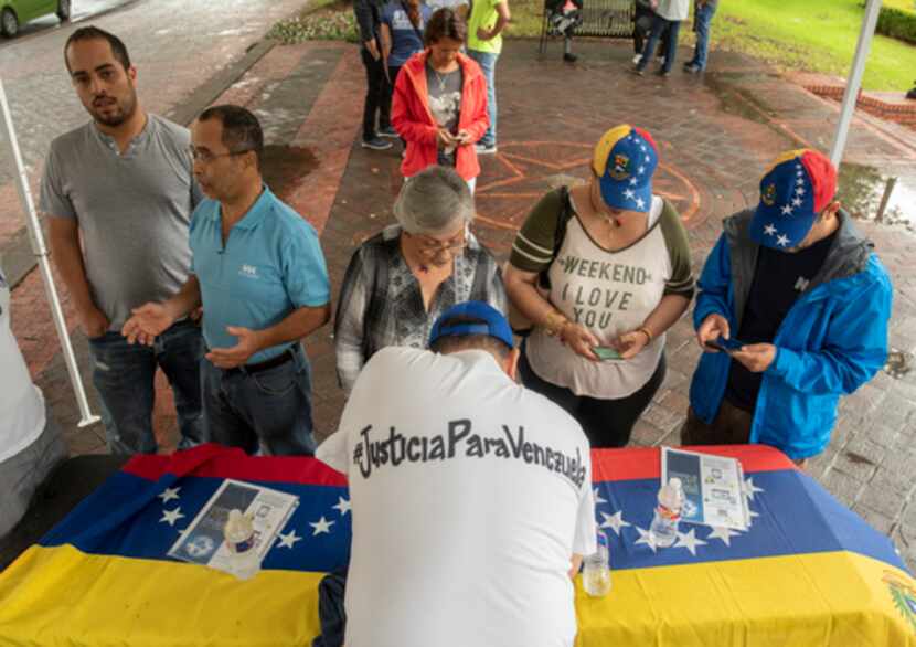 Los venezolanos que llegaron hasta Ferris Plaza firmaron una petición para procesar a...