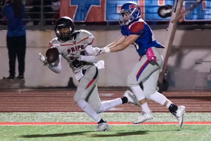 Heritage wide receiver Kam Brown (21) catches a pass for a touchdown during Grapevine's...