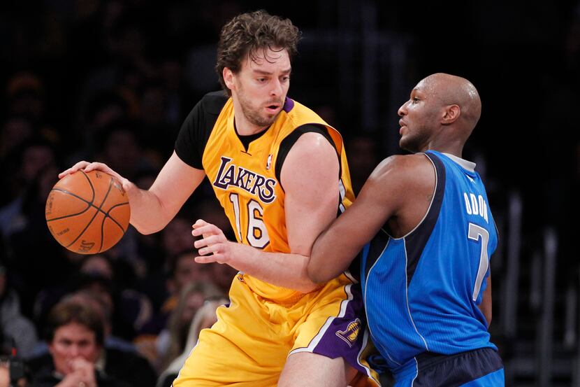 Dallas Mavericks' Lamar Odom, right, defends against Los Angeles Lakers' Pau Gasol, left, of...