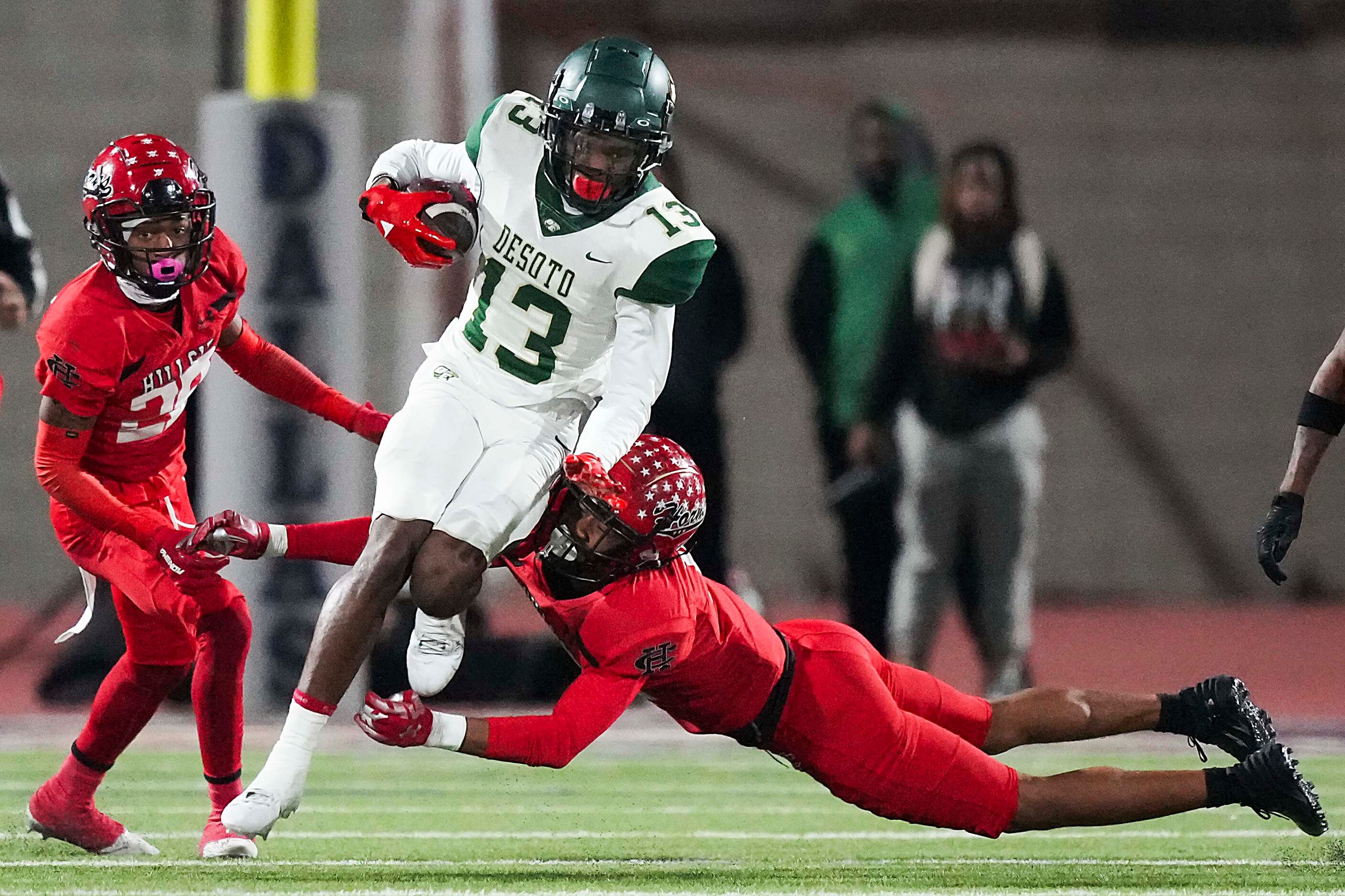 DeSoto wide receiver Daylon Singleton (13) returns a kickoff during the first half of the...