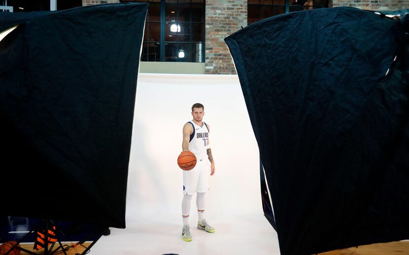 Luka Doncic (77) durante el Día de Medios de los Mavs, el lunes 30 de septiembre de 2019.