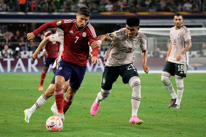 Costa Rica forward Anthony Contreras (7) controls the ball as Mexico defender Jesús Gallardo...