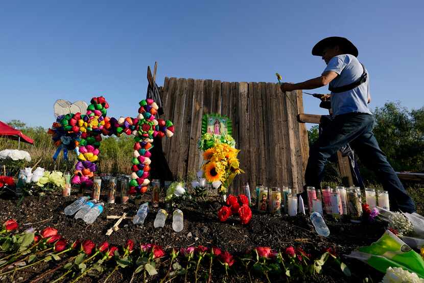 Roberto Márquez, de Dallas, coloca una flor en un monumento improvisado en el sitio donde...