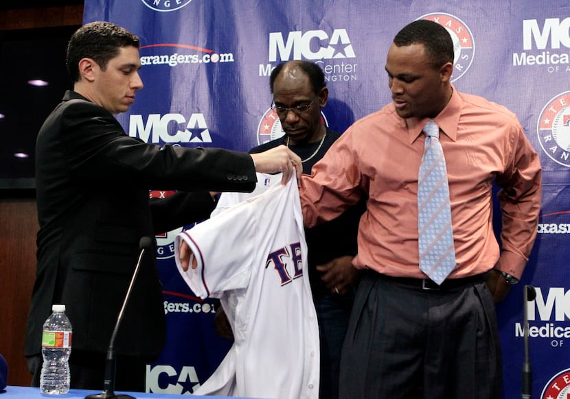 ORG XMIT: ARL101 Texas Rangers general manager Jon Daniels, left, and manager Ron...