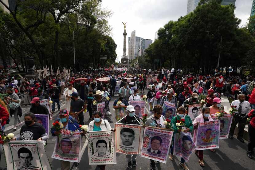 Familiares y compañeros de clase de los 43 estudiantes universitarios de Ayotzinapa...