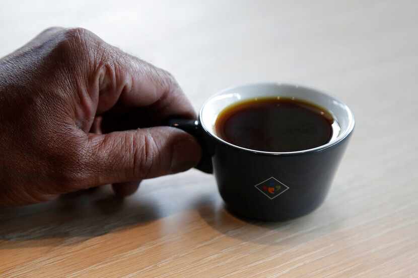 Bo Thiara, propietario de Klatch Coffee, sostiene una taza del café Elida Natural Geisha en...
