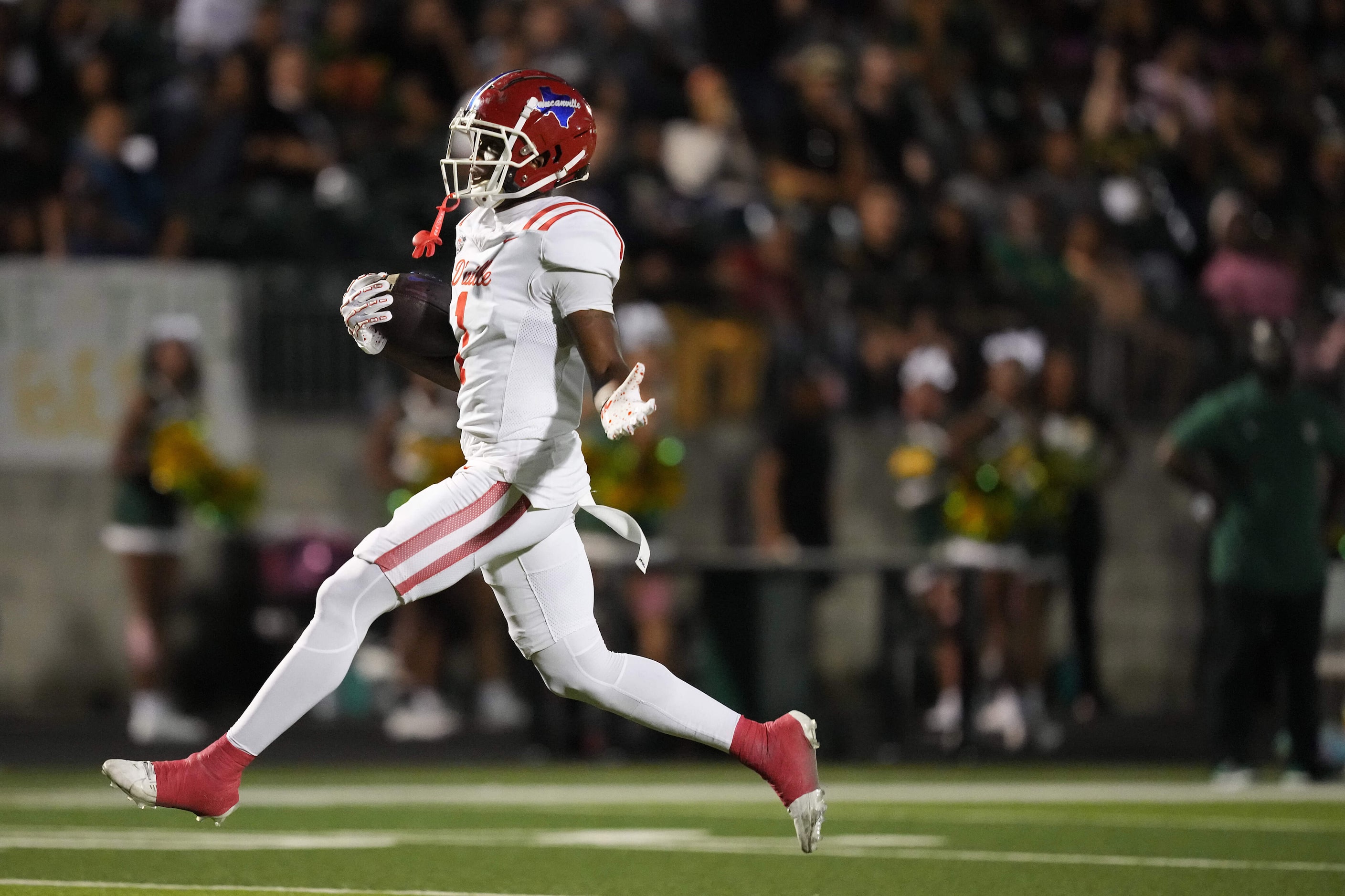 Duncanville wide receiver Dakorien Moore (1) scores on a 66-yard touchdown receptions during...