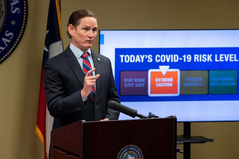 El juez Clay Jenkins anunció la reducción del nivel de riesgo de contagio de covid-19 a...