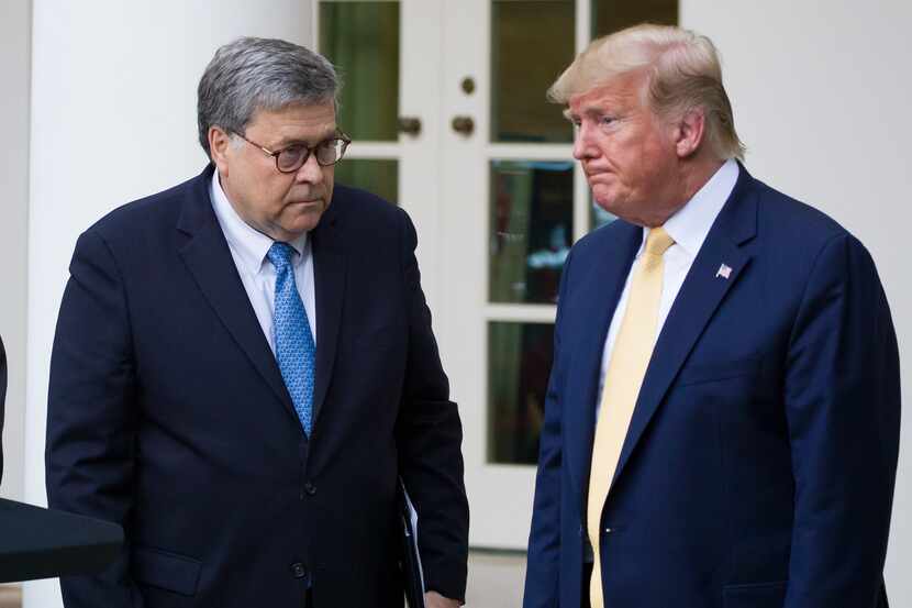 En esta imagen del 11 de julio de 2019, el secretario de Justicia William Barr y el...