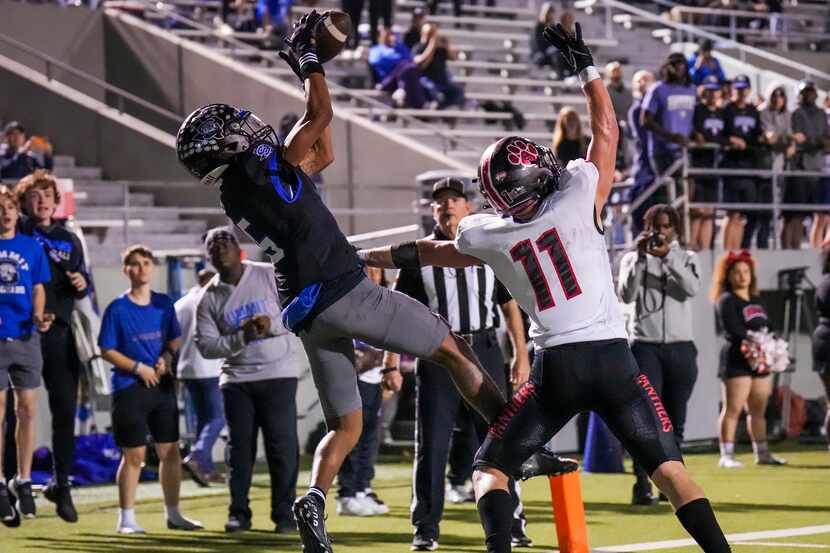 Mansfield Summit wide receiver Bryan Spotwood Jr. (5) hauls in a touchdown pass over...