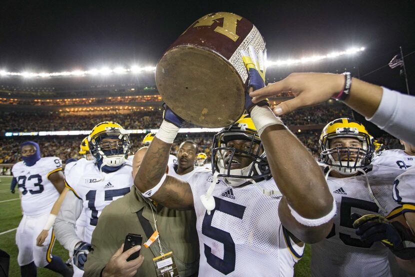 Oct 31, 2015; Minneapolis, MN, USA; Michigan Wolverines safety Jabrill Peppers (5) holds up...