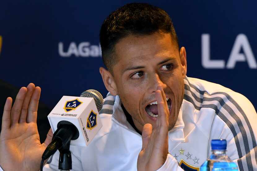 Javier "Chicharito" Hernandez reacciona durante su presentación con el Galaxy de Los...