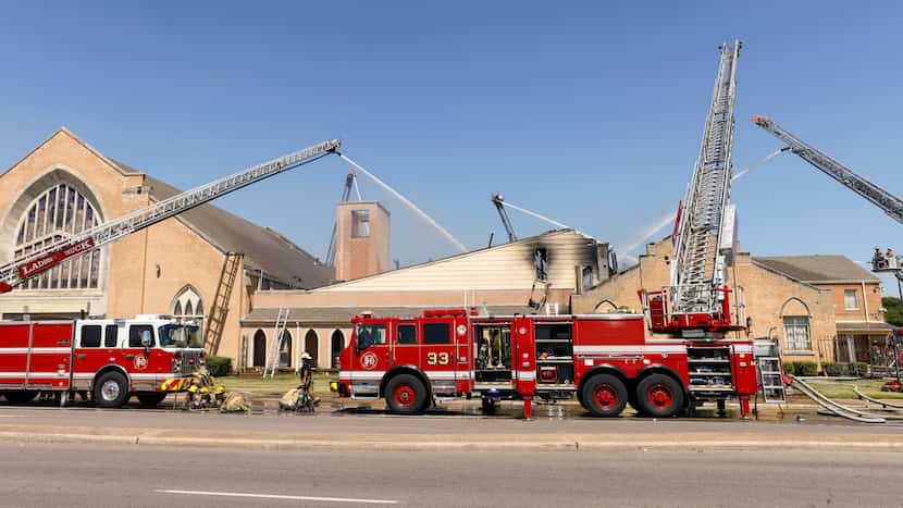 Bomberos de Dallas Fire-Rescue trabajando para extinguir el fuego en la Saintsville...