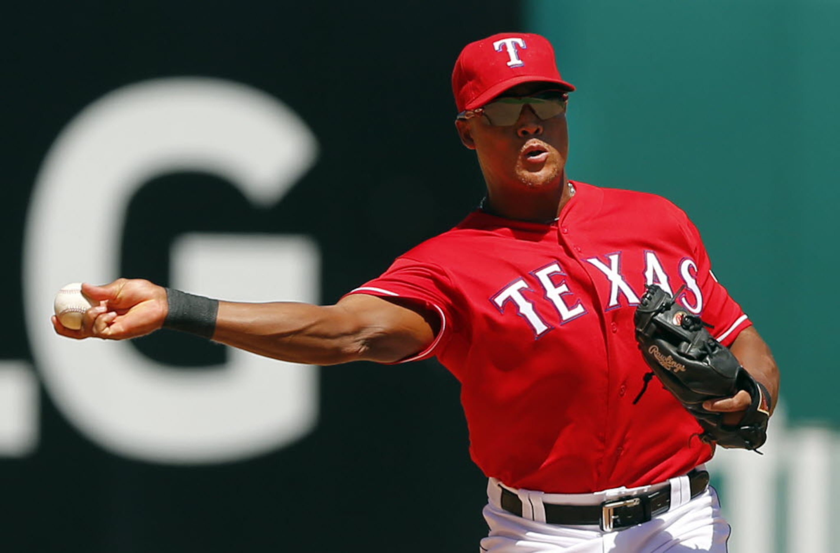 Adrian Beltre Leaves Game With Left Shoulder Sprain 