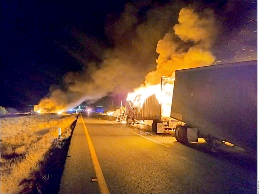 Integrantes del crimen organizado incendiaron vehículos de carga y unidades particulares...