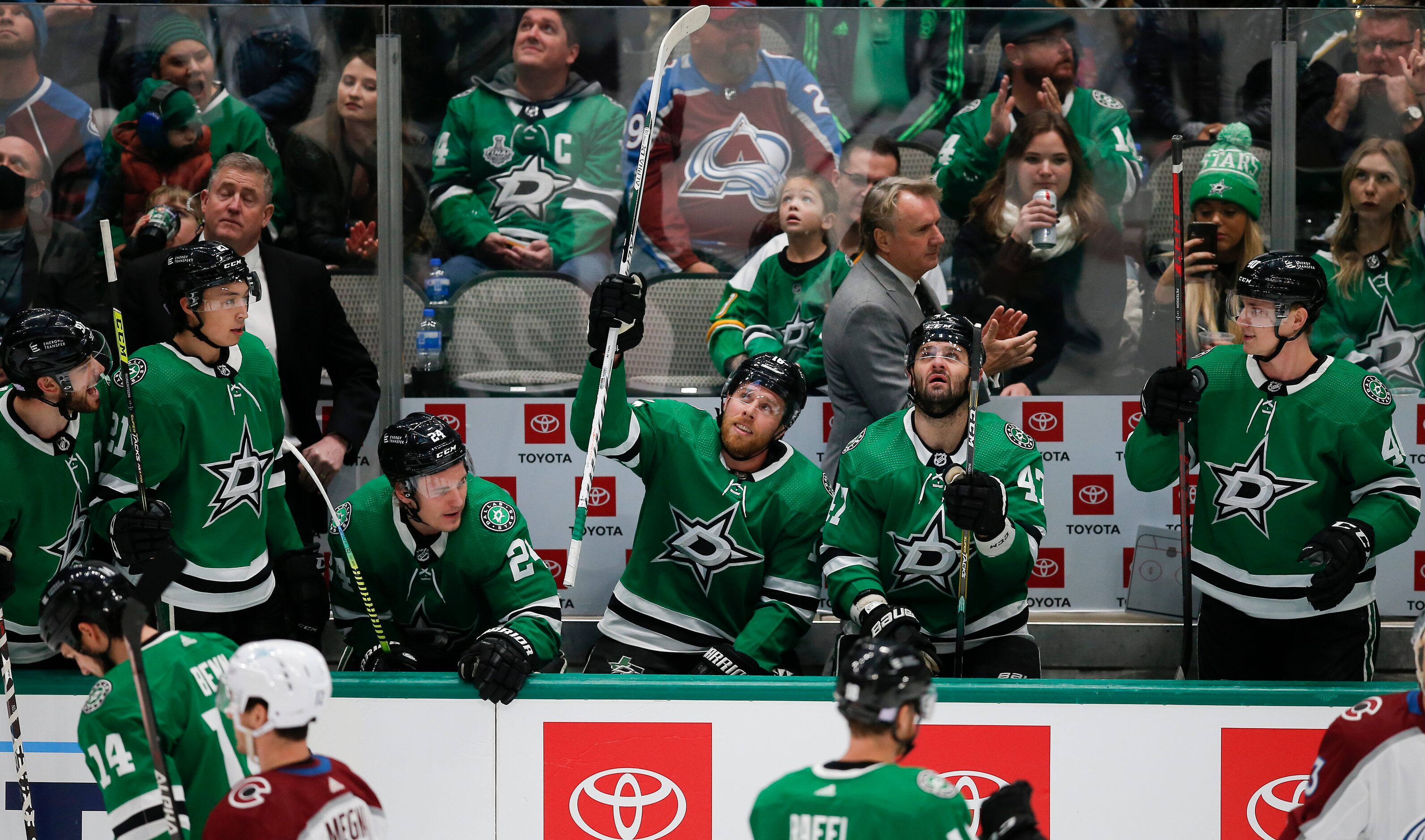 Dallas Stars forward Joe Pavelski, center, acknowledges fans after it was announced that he...