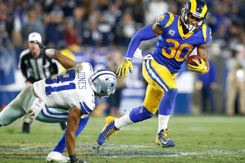 Los Angeles Rams running back Todd Gurley (30) makes a move on Dallas Cowboys cornerback...