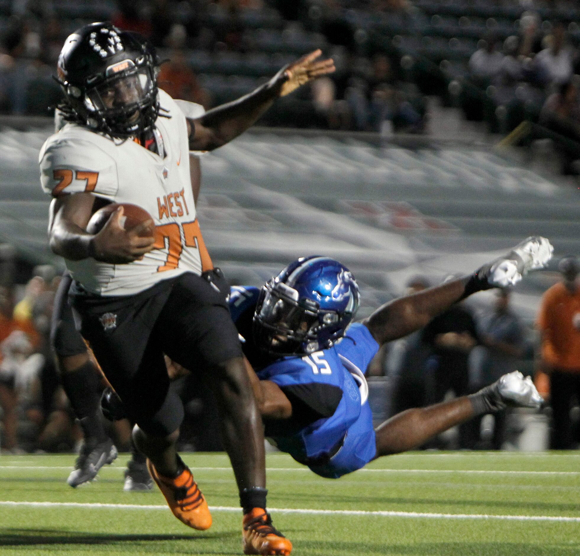 Mesquite West running back Da'Juan Limbrick (27), powers into the end zone despite a diving...