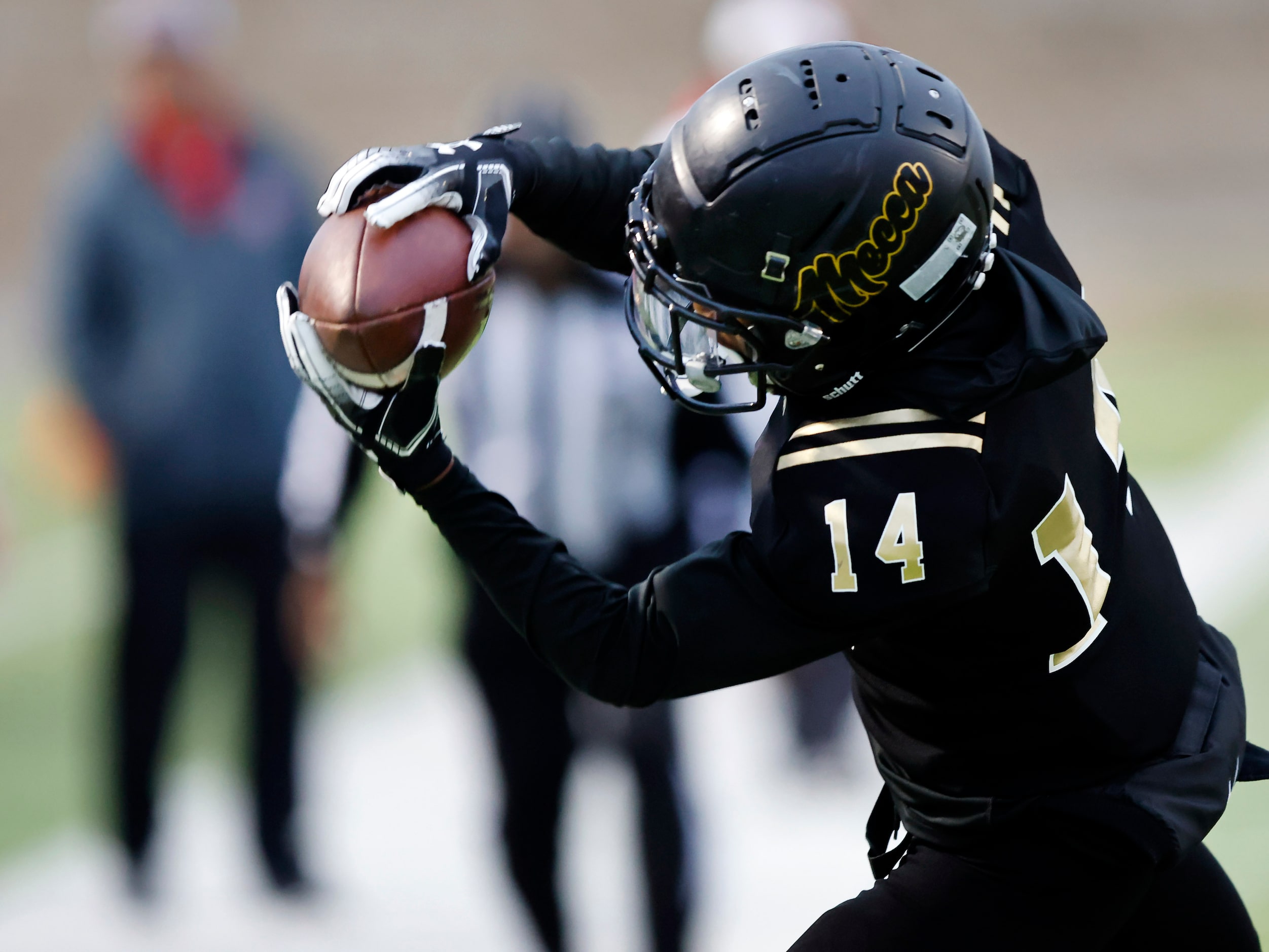 South Oak Cliff receiver Corinthean Coleman (14) makes a second half catch along the...