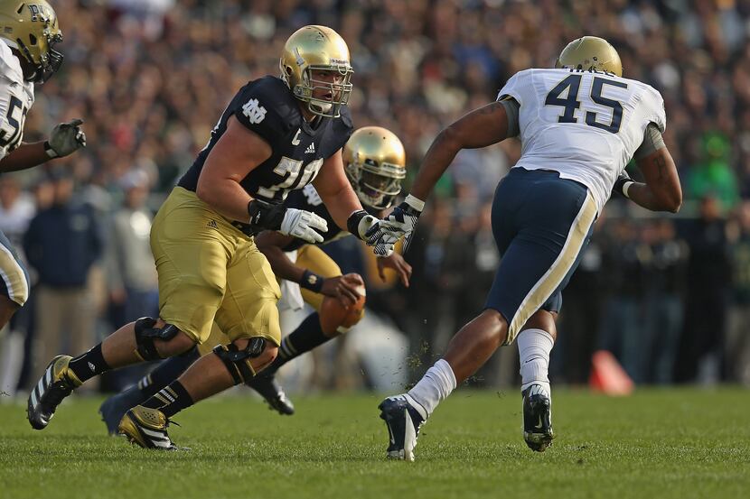 SOUTH BEND, IN - NOVEMBER 03:  Zack Martin #70 of the Notre Dame Fighting Irish moves to...