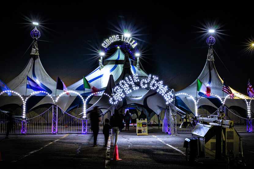 El circo de la carpa blanca y azul, Cirque Italia estará en Mesquite por algunos días.